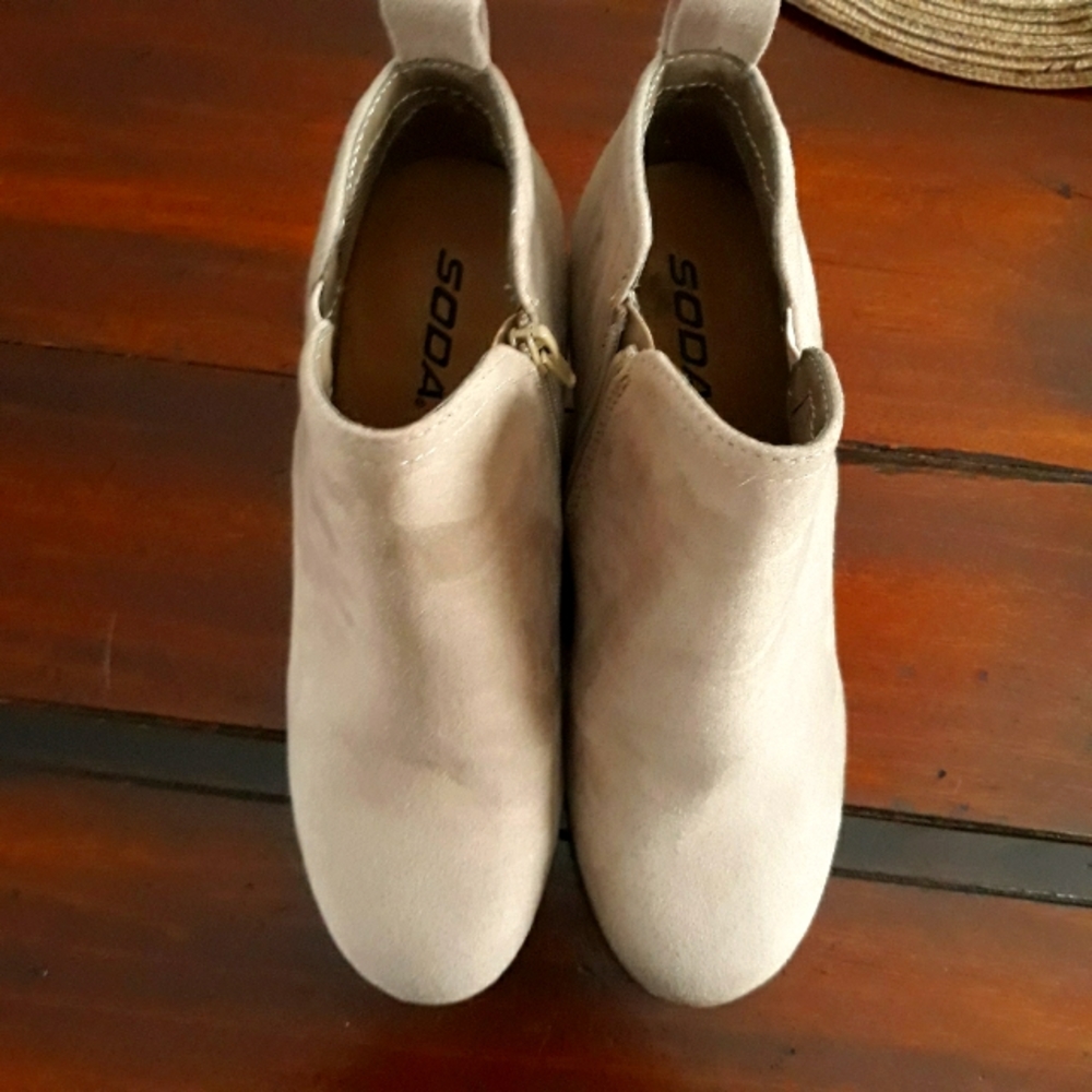 Buckle soda wedge heel size 9